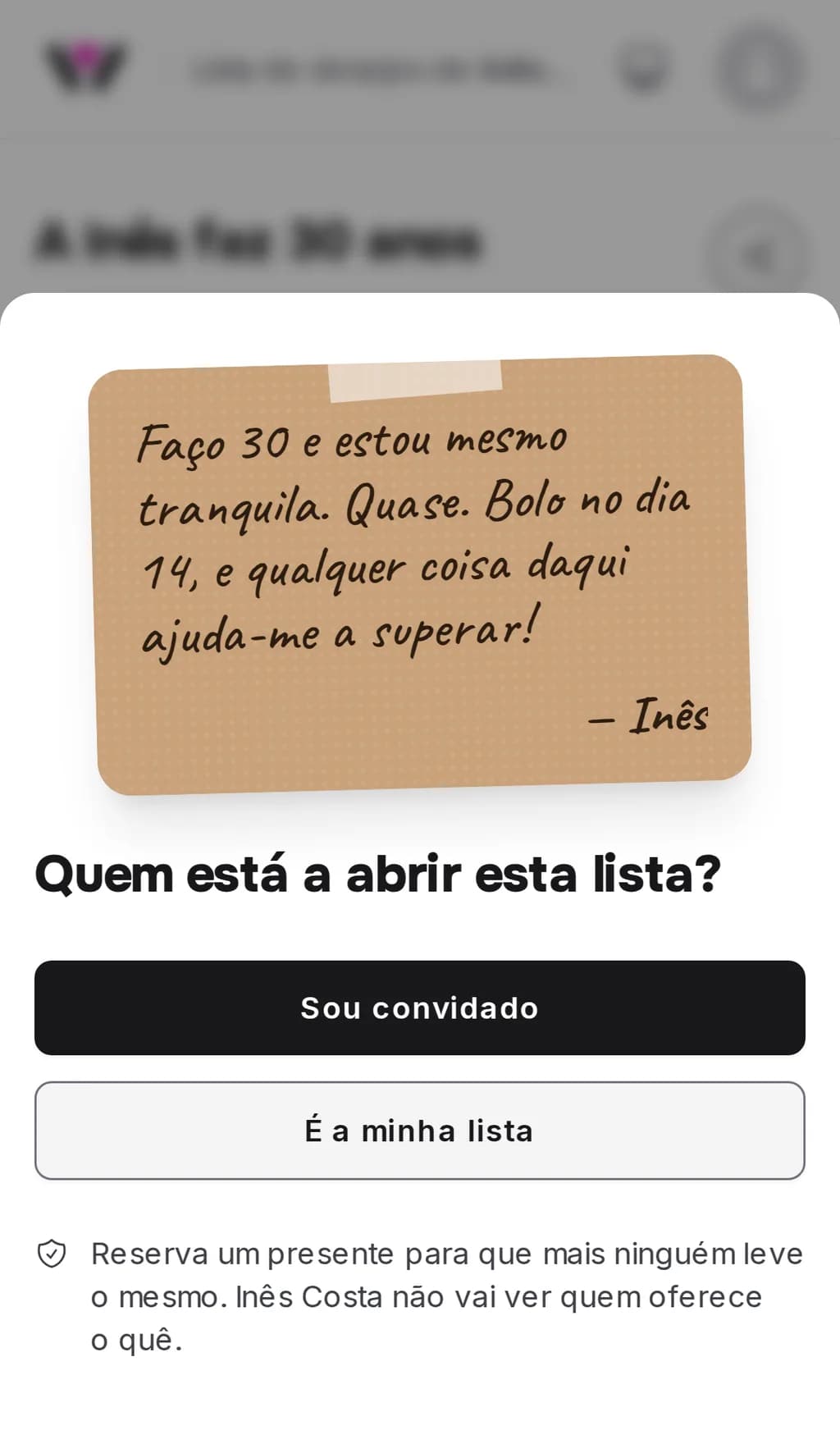 A entrada de uma lista de desejos num telemóvel com o cartão do dono em letra manuscrita, assinado com um primeiro nome