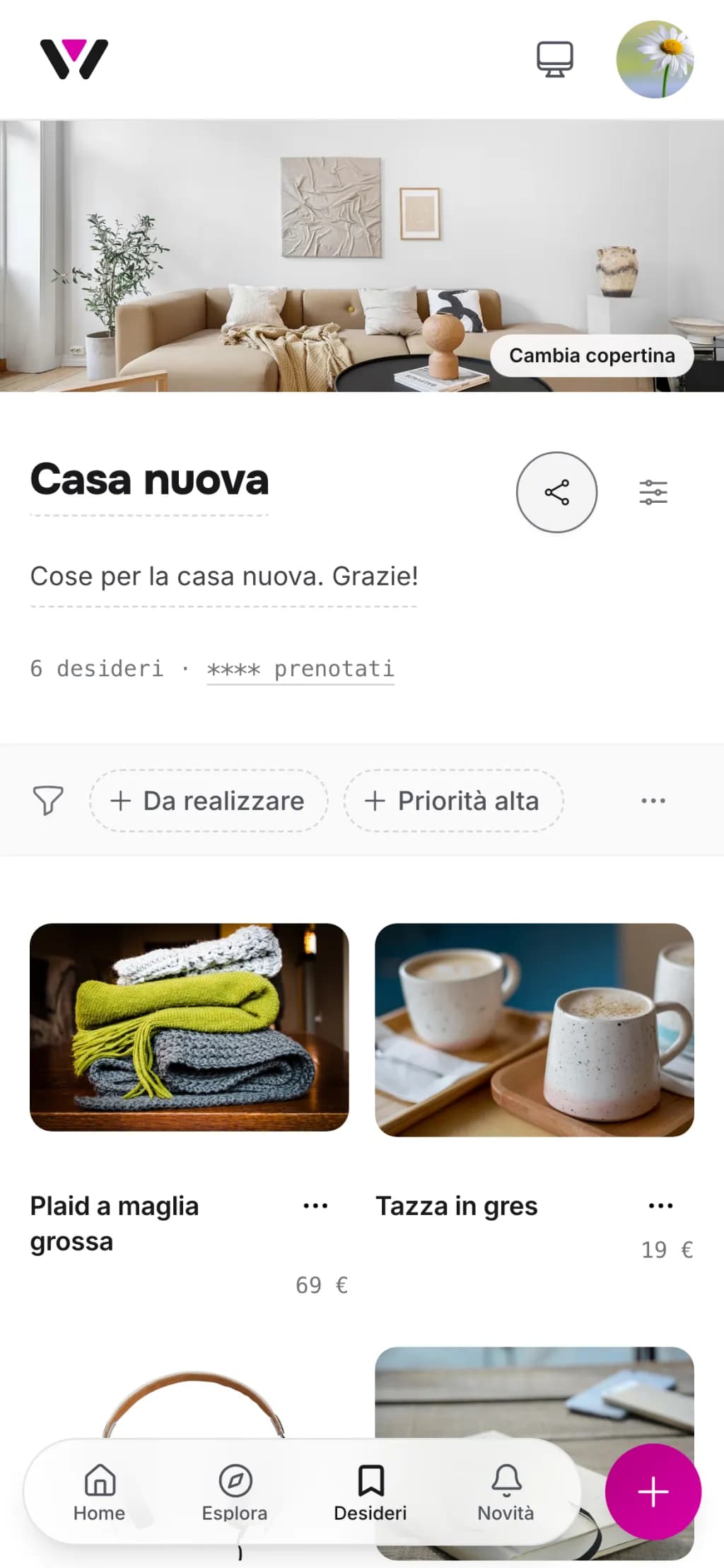 La wishlist «Casa nuova» su un telefono, con una foto di soggiorno come copertina sopra una griglia di desideri con i prezzi