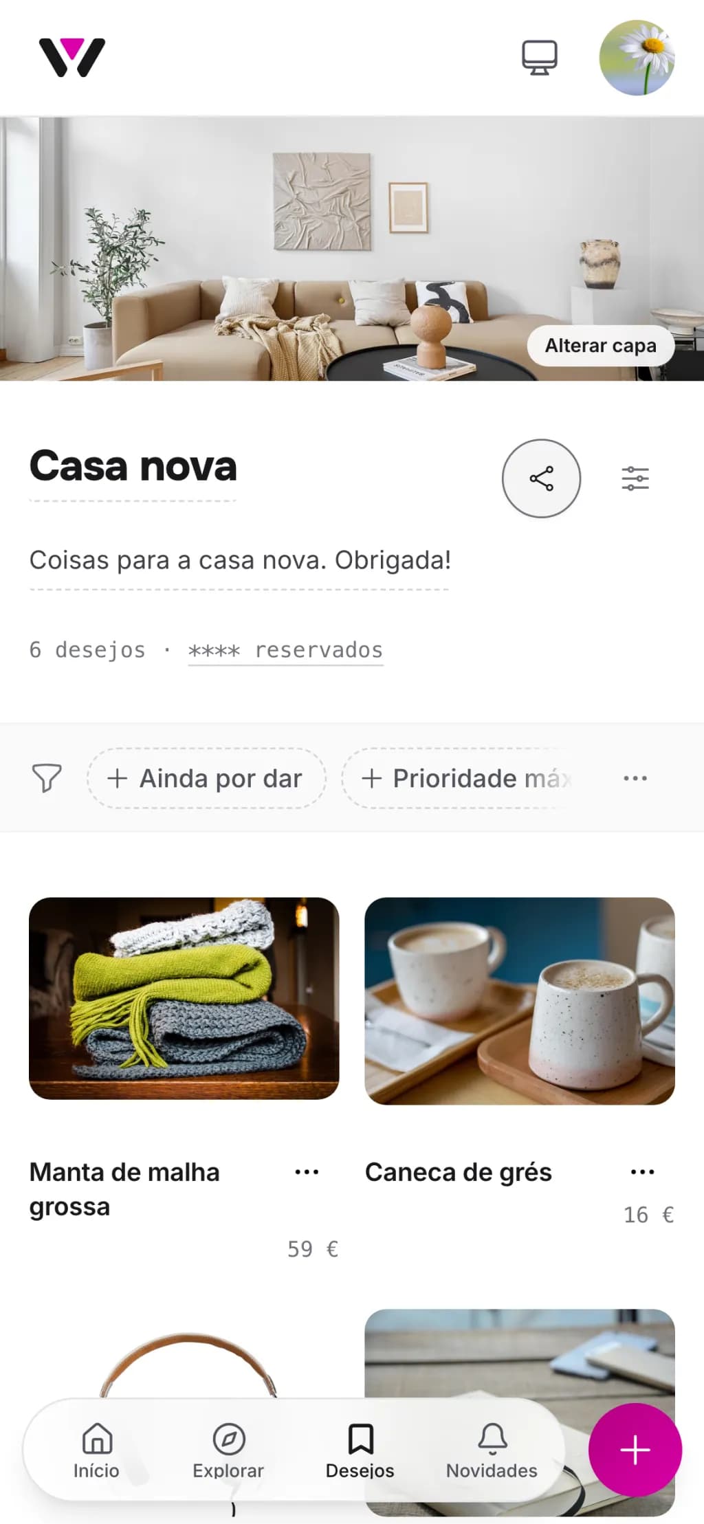 A lista de desejos «Casa nova» num telemóvel, com uma foto de sala como capa por cima de uma grelha de desejos com preços