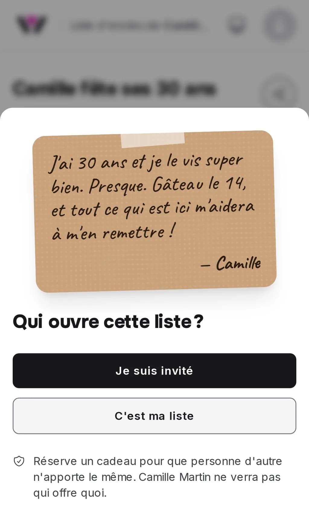 L'entrée d'une liste d'envies sur un téléphone, avec une carte de bienvenue écrite à la main et signée d'un prénom