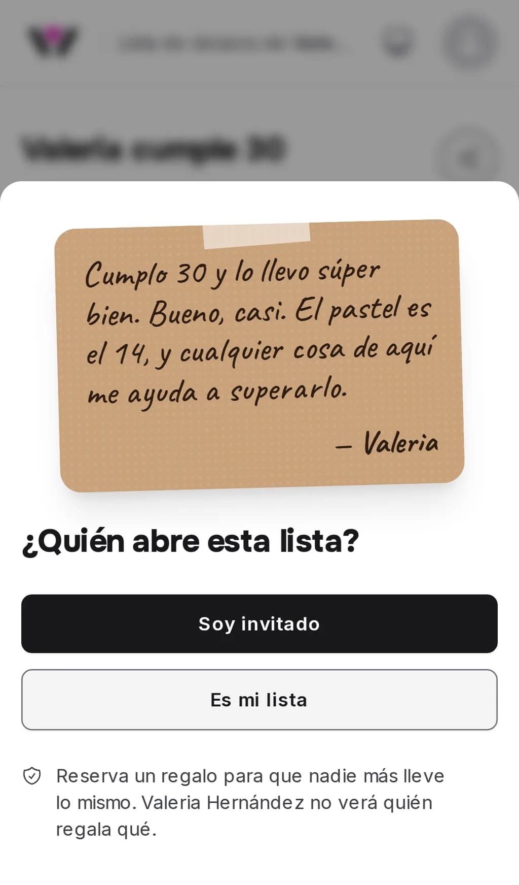 Un celular con la entrada de una lista de deseos y su tarjeta de bienvenida, con letra manuscrita y firmada con un nombre