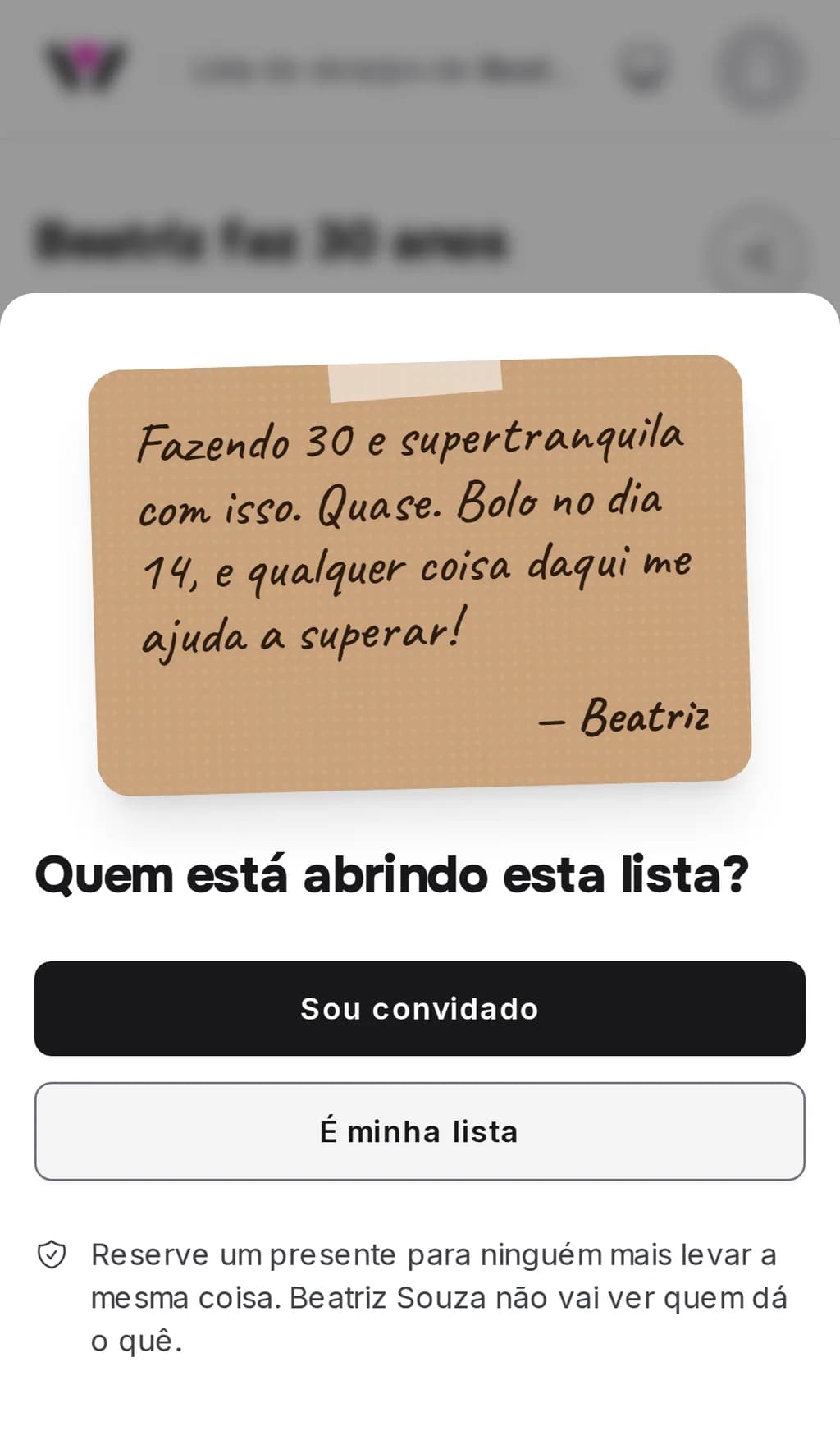 A entrada de uma lista de desejos no celular com o cartão do dono escrito em letra cursiva, assinado com um primeiro nome