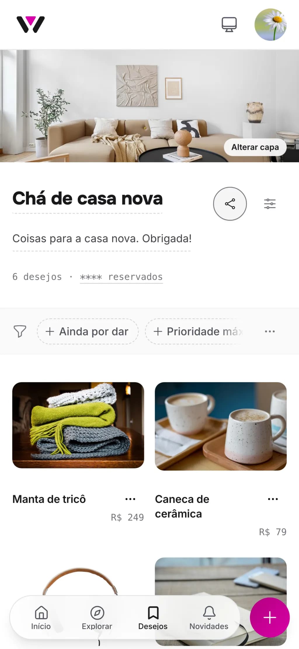 A lista de desejos “Chá de casa nova” no celular, com uma foto de sala de estar como capa acima de uma grade de desejos com preços