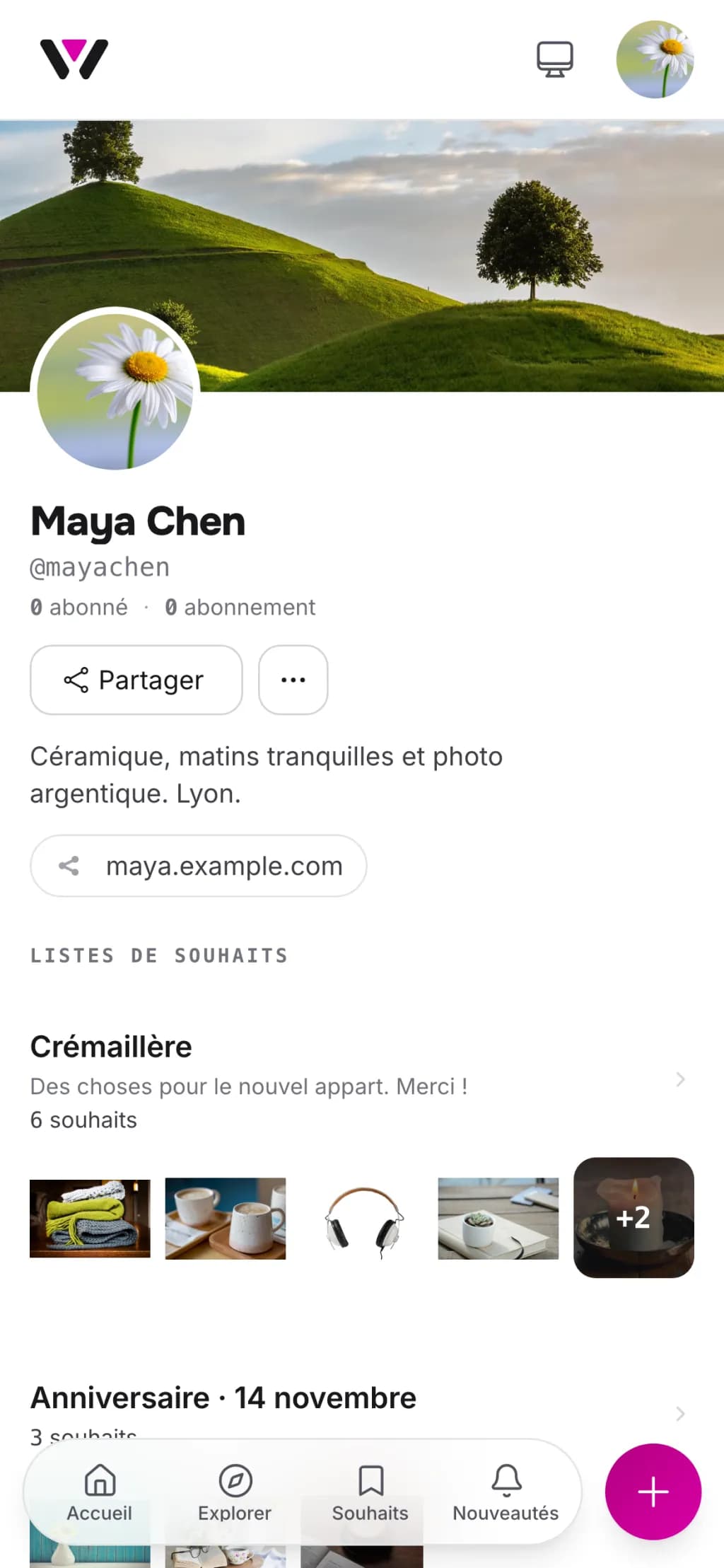 Un profil Wishpicks sur un téléphone, avec une photo de couverture, une bio d'une ligne, un lien personnel et les listes d'envies que sa propriétaire partage